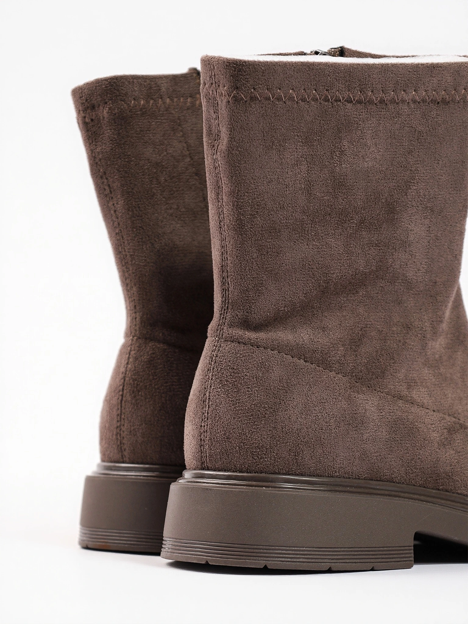 Ботинки серого цвета на низком каблуке